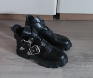 Botki z wycięciami na traktorowej podeszwie czarne ekoskóra 39