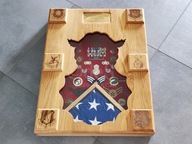 Gablota pamiątkowa (shadow box) United States Air Force z odznakami i flagą
