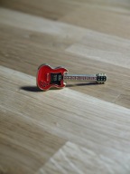 Przypinka emaliowana w kształcie kostki gitarowej