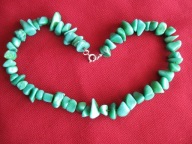 STARY NASZYJNIK Z CZASÓW PRL (LATA 70-TE) KAMIENIE JADEITU ZIELONEGO 47 cm