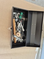 Zestaw narzedzi w metalowej skrzynce