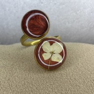 Regulowany pierścionek z kwiatem w żywicy podwójne oczka biżuteria handmade