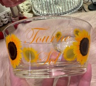 Dwie miseczki ozdobione pięknymi słonecznikami