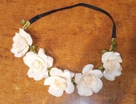 WIANEK KWIATY OPASKA NA GŁOWĘ RÓŻE ECRU PANIEŃSKI ŚLUBNY NA GUMCE