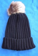 Damska czarna czapka z pomponem