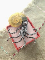 Broszka ośmiornica z amonitem – skamielina