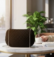 Torebka damska czarna futerko – na łańcuszku – listonoszka