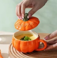 Kubek z pokrywką na zupę Kubek o pojemności 300 ml w kształcie dyni