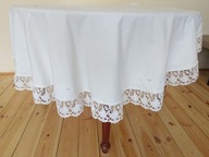 Haftowany obszyty gipiurową koronką średnia 160 cm