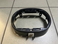 KB8D50721 PODSTAWA EMBLEMATU GRILLA OE MAZDA