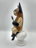 Kotek z drewna trzyma motylka RZEŹBA zwisające nóżki śliczny 19 cm