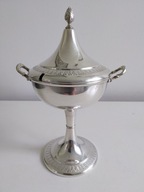 Cukiernica na stopie z uchwytami i nakrywką