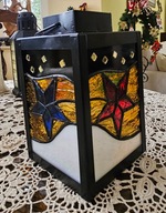 lampion metalowy z witrażowymi wypełnieniami