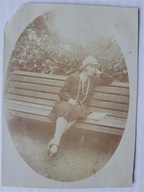 II RP kobieta na ławce perły (1715b)