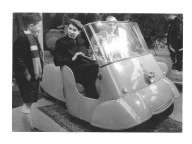 Pocztówka - Trzykołowy skuter dwuosobowy / l. 50-te