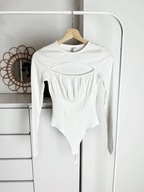 Kremowe prążkowane body z wycięciem dopasowane elastyczne z długim rękawem