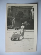 KRAKÓW WAWEL ZAMEK KRÓLEWSKI MAMA Z WÓZKIEM WÓZEK stare FOTO