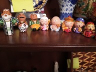 Figurka szczęścia – ręcznie malowana miniatura, ceramika