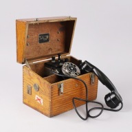 Stary telefon Eriksson bakelitowy przenośny w skrzynce