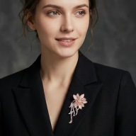 BROSZKA PRZYPINKA PIN PINETS AGRAFKA ORCHIDEA ELEGANCKA Z CYRKONIĄ kwiatem