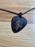 Naszyjnik z zawieszką z kostką gitarową Metallica