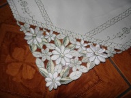 Obrus bezowy z ozdobnymi rogami , kwiatuszki - 85 cm x 87 cm