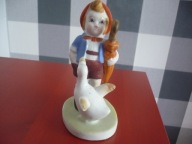 Porcelanowa figurka chłopca z gąską.
