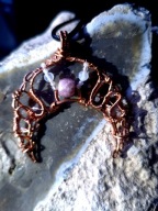 Lunula - wisiorek z granatem i kamieniami księżycowymi