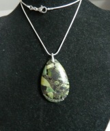 Zielony jaspis cesarski z pirytem, duża łezka, wisiorek na łańcuszku
