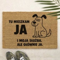 TU MIESZKAM JA I MOJA SŁUŻBA, ALE GŁÓWNIE JA – PIES WYCIERACZKA PRZED DRZWI