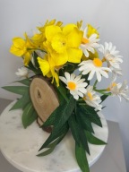 Wiosenny stroik ze sztucznych kwiatów, z drewnem