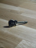 Przypinka emaliowana w kształcie kostki gitarowej