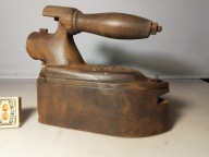 Stare żelazko na węgiel z kominem Paris