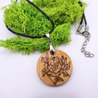 DREWNIANY WISIOREK - RĘCZNIE WYPALANY NASZYJNIK Z DREWNA, ZAWIESZKA -Róża