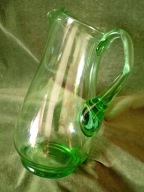Piękny szklany dzbanek PRL - Zielony , ręcznie formowany