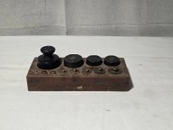 Stare odważniki mosiężne i stalowe w drewnianym etui 1g-0.5kg