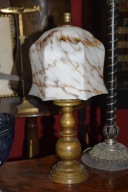 Stara lampa stołowa.