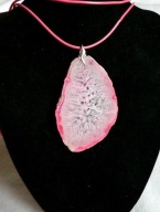 Pastelowy różowy kryształ, duży plaster, wisior na rzemieniu