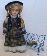 Lalka porcelanowa (7) kolekcjonerska na stelażu z podstawką 30cm z ławką