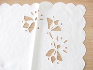 10944 BIEŻNIK - SERWETA NA ŁAWĘ Z HAFTEM RICHELIEU BIAŁA BAWEŁNIANA 65 X 95