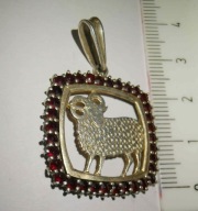 ZNAK ZODIAKU BARAN SREBRO PR 900 GRANATY CZECHY BOHEMIA