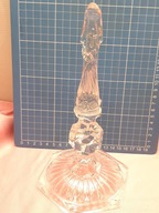 szklana figurka postać matki boskiej z krzyżem na postumencie