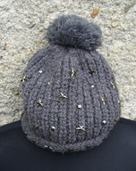 Damska szara czapka z ozdobnymi dżetami