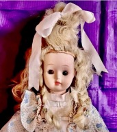 porcelanowa lalka kolekcjonerska w doskonałym wykonaniu