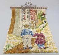 Wyszywana makatka ścienna na kutej zawieszce