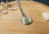 Wisiorek z żywicy z listkiem paproci