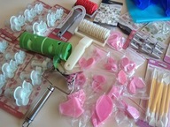 Zestaw akcesoriów do dekorowania ciast i tortów – foremki, tylki, szpatułki