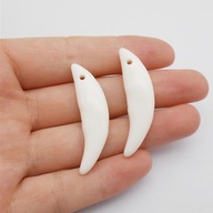 Koralik zawieszka Kieł Ząb akrylowy Ecru 4cm