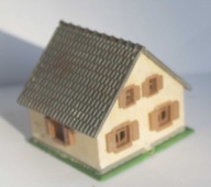 Domek beżowy z szarym dachem Kibri skala N