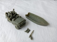 Żołnierzyki gazik jeep z łódką PRL 1:72